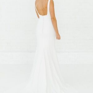 Elegant White Sleeveless Gown
